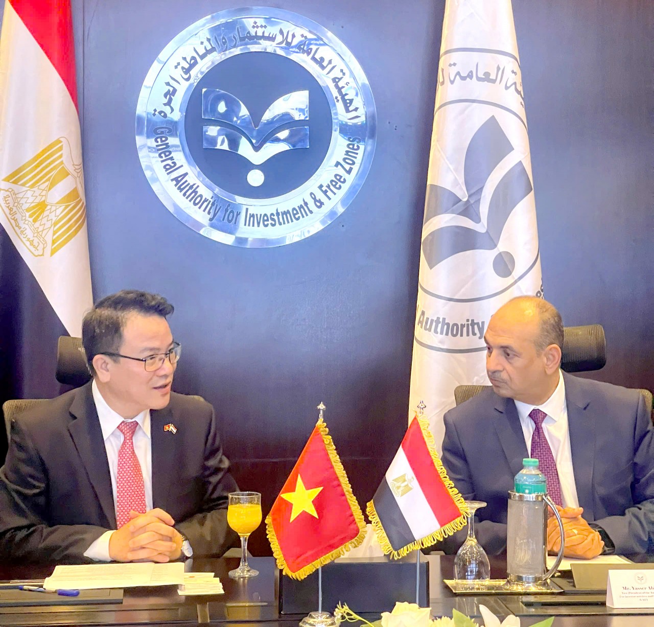 Ông Trần Quốc Phương - Thứ trưởng Bộ Tài chính Việt Nam (trái) và ông Yasser Ahmed Abbas – Phó Chủ tịch Cơ quan Tổng cục Đầu tư và Khu vực Tự do (GAFI) của Ai Cập Ông Trần Quốc Phương - Thứ trưởng Bộ Tài chính Việt Nam (trái) và ông Yasser Ahmed Abbas – Phó Chủ tịch Cơ quan Tổng cục Đầu tư và Khu vực Tự do (GAFI) của Ai Cập